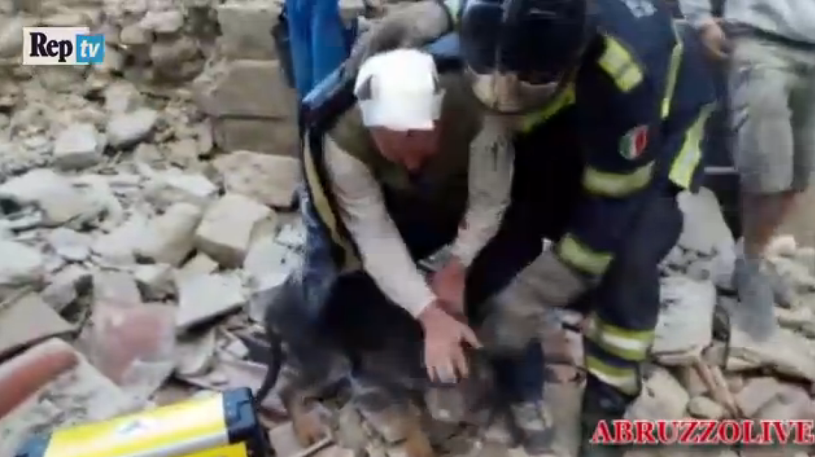 Συγκινητικό βίντεο: Σκύλος εντοπίζεται ζωντανός κάτω από τα συντρίμμια στο Αματρίτσε